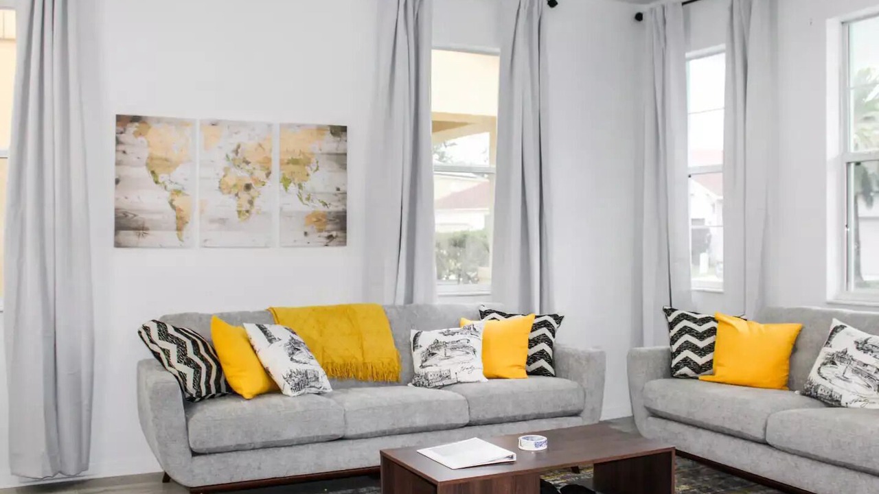 Photo of Livingroom in Windwood Bay