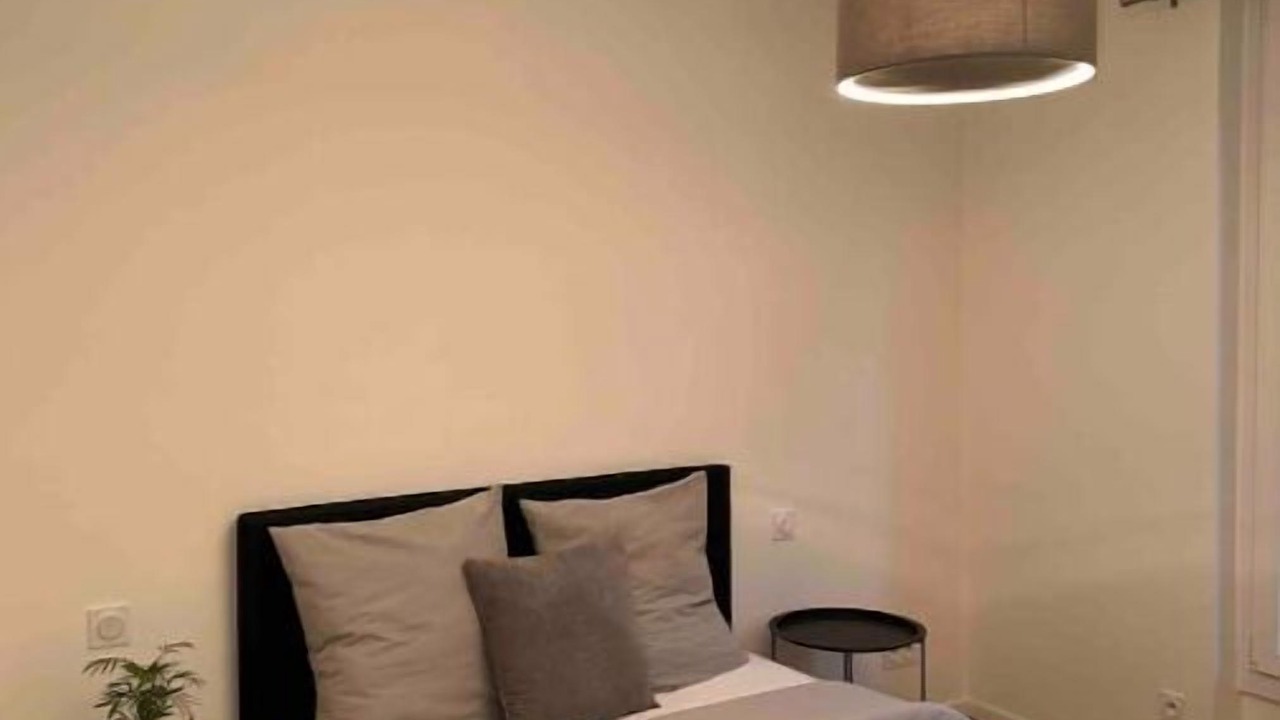 Photo of Bedroom in Republique–Point-du-Jour