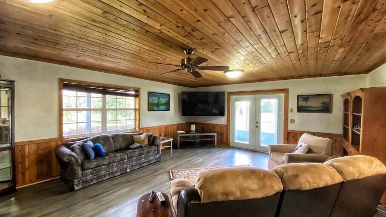 Photo of Livingroom in Walker's Island