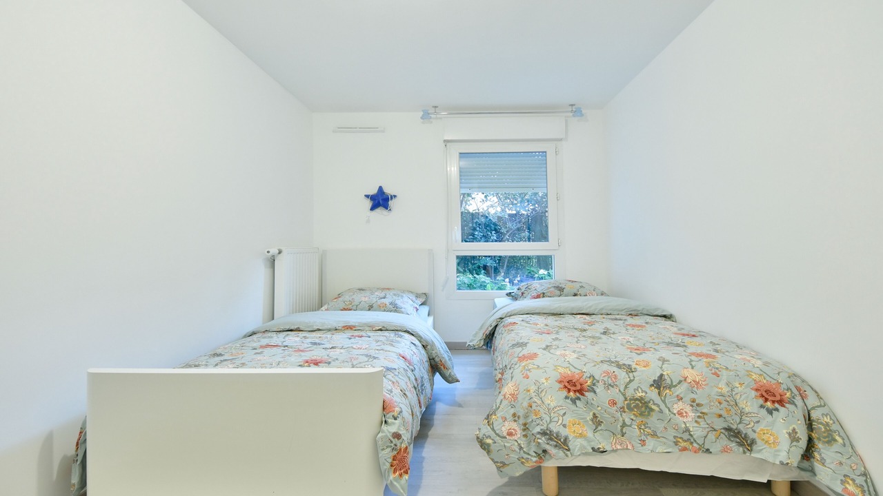 Photo of Bedroom in Stains