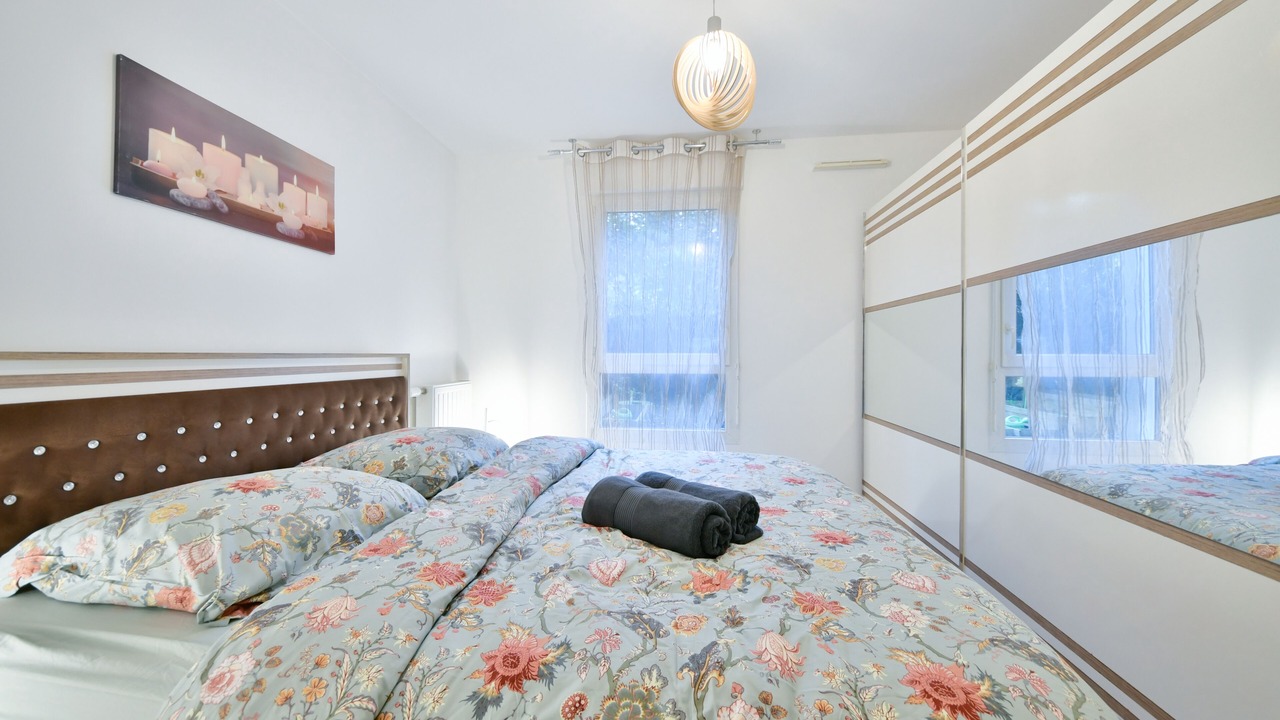 Photo of Bedroom in Stains