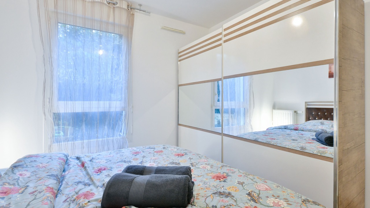 Photo of Bedroom in Stains