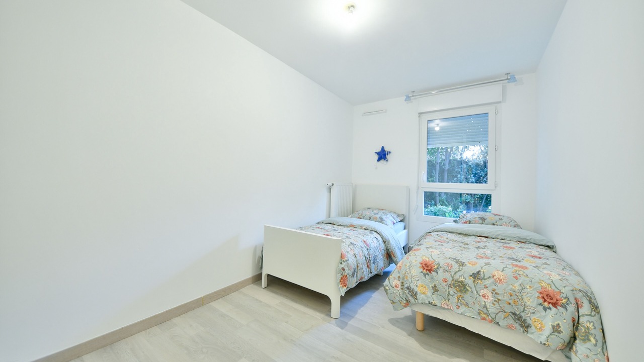 Photo of Bedroom in Stains