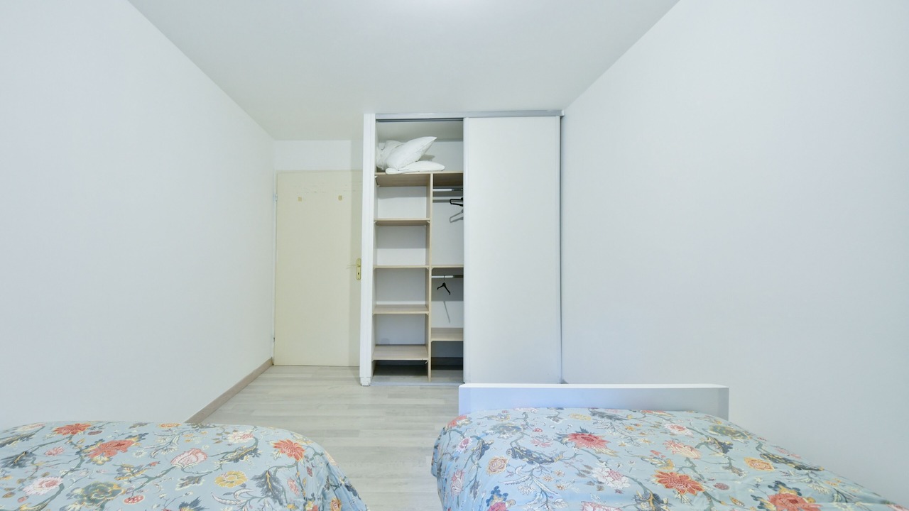 Photo of Bedroom in Stains