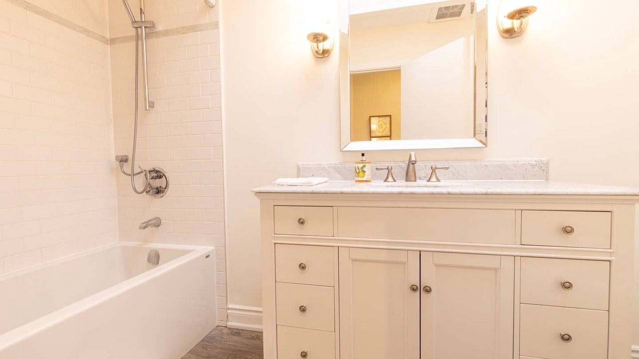 Photo of Bathroom in Bathurst Manor