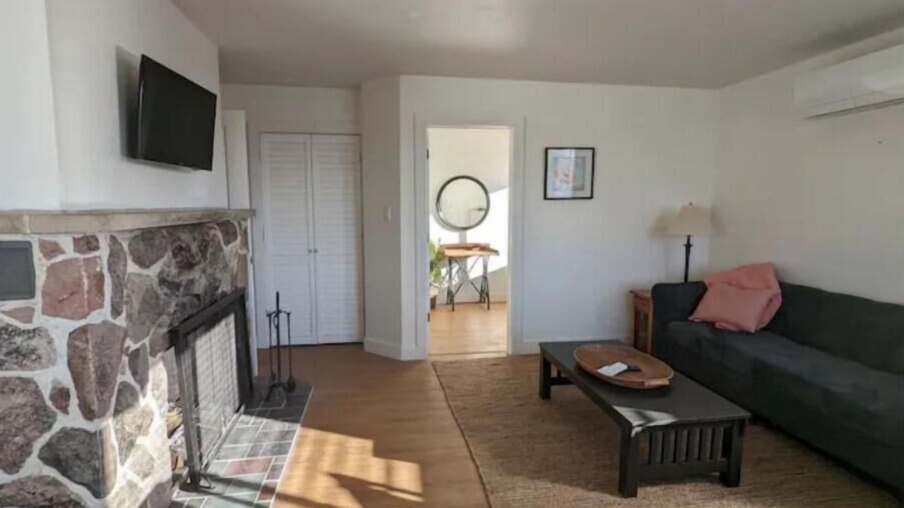 Photo of Livingroom in Mono