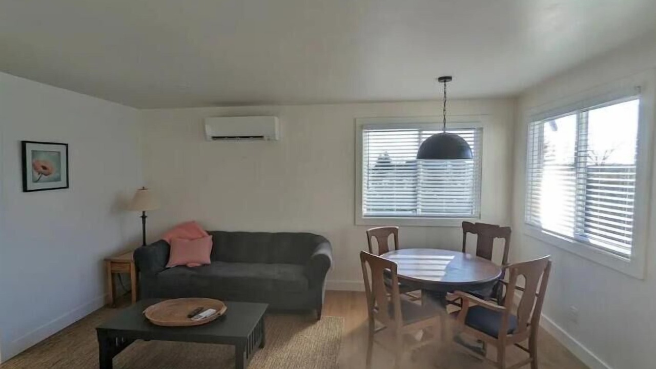 Photo of Livingroom in Mono