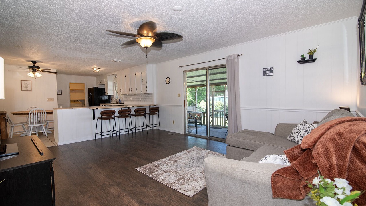 Photo of Livingroom in Rainbow City