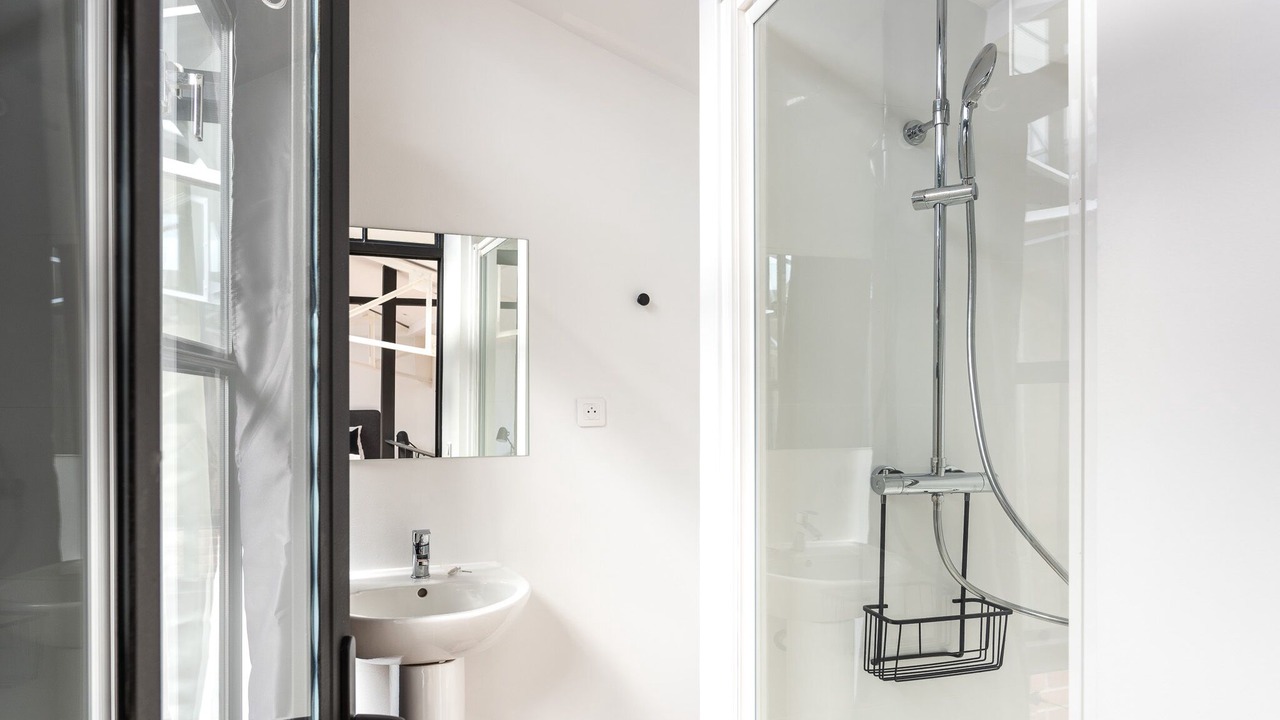 Photo of Bathroom in Quartier des Grandes-Carrieres