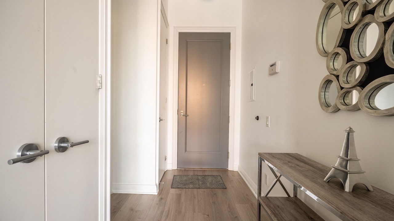 Photo of Livingroom in Bloor-Yorkville