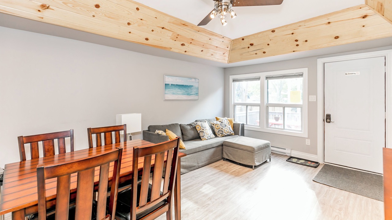 Photo of Livingroom in Wasaga Beach