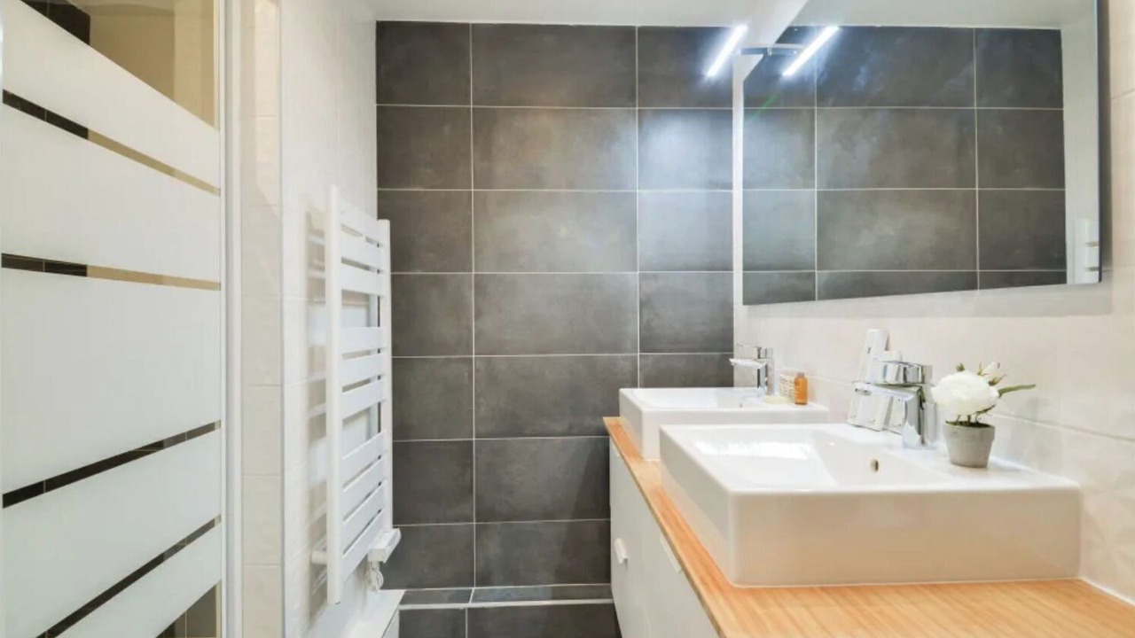 Photo of Bathroom in 9th Arrondissement