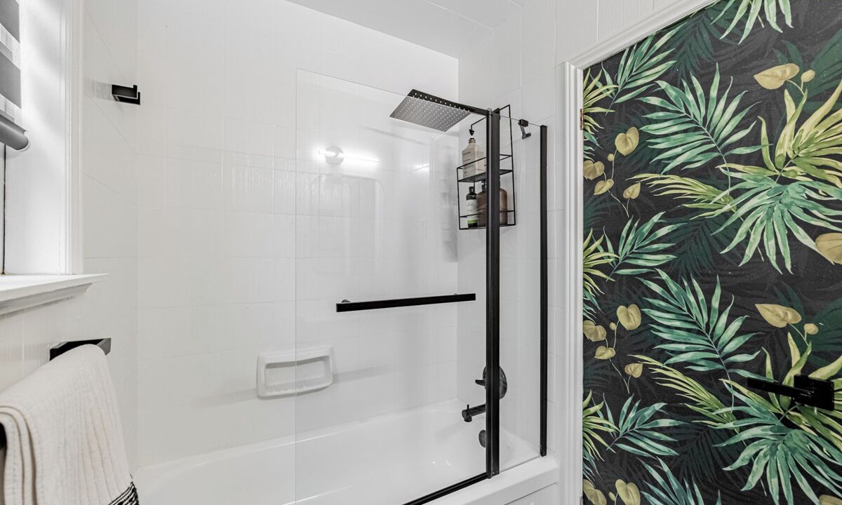 Photo of Bathroom in Lakeview
