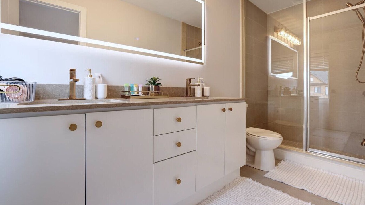 Photo of Bathroom in Lakeview