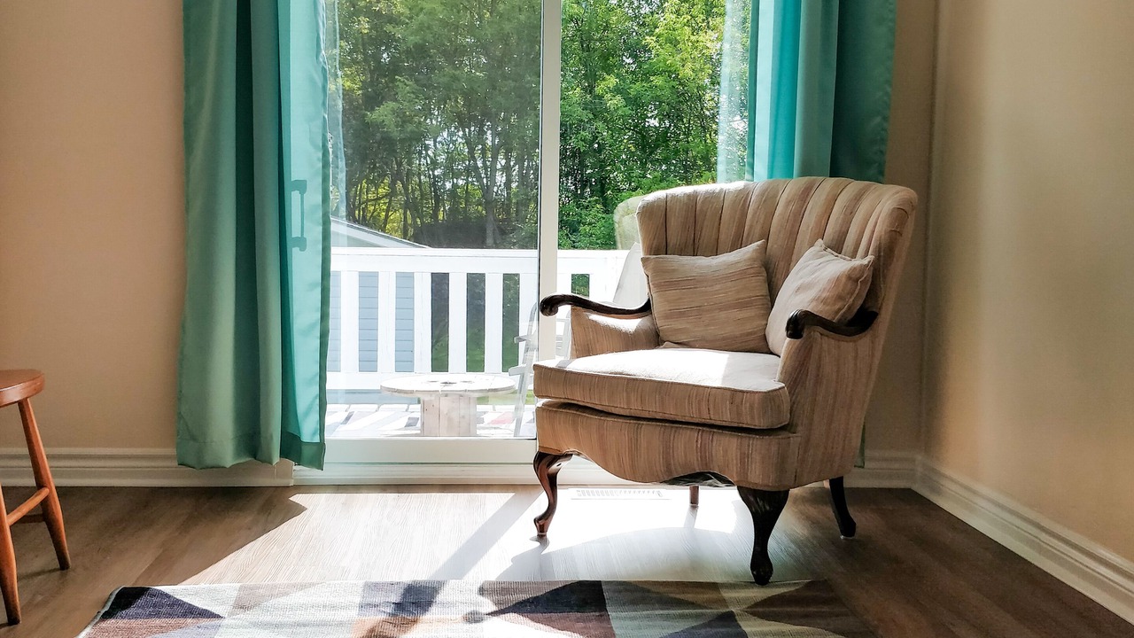 Photo of Livingroom in Front of Yonge
