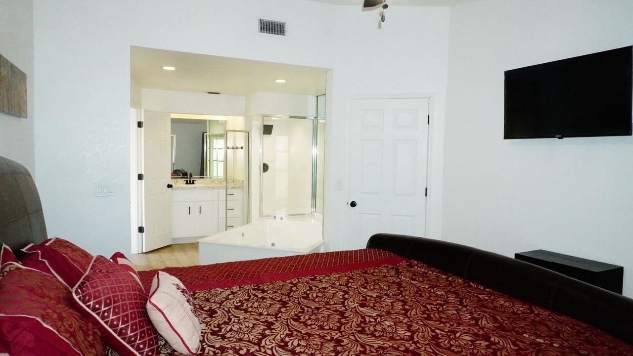 Photo of Bedroom in Oak Ridge