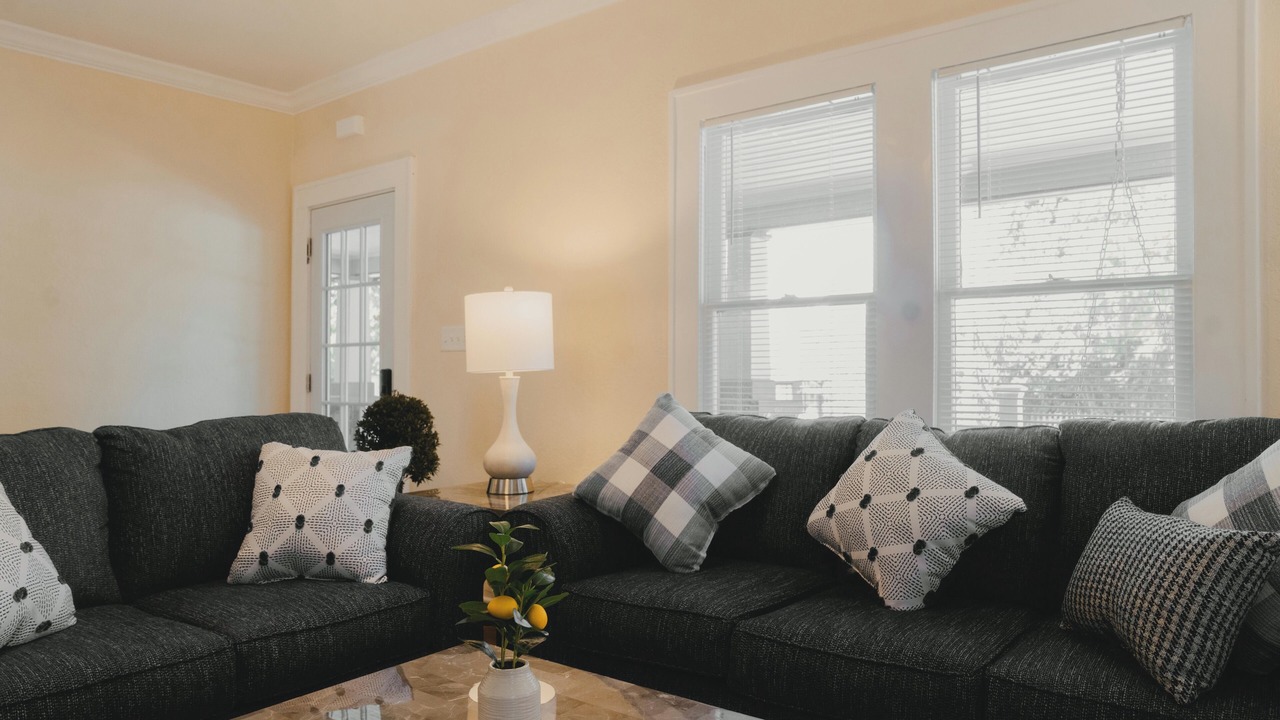 Photo of Livingroom in South Division