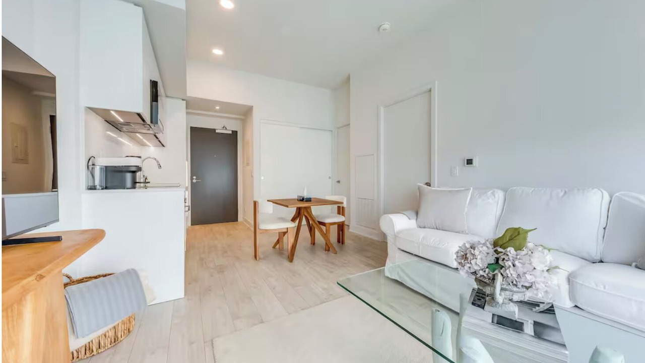 Photo of Livingroom in Bloor-Yorkville
