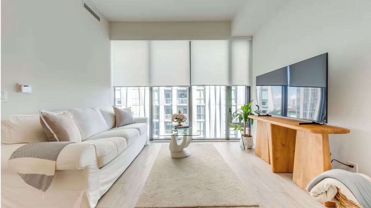 Photo of Livingroom in Bloor-Yorkville