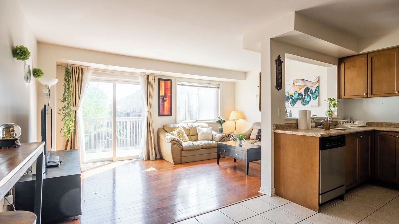 Photo of Livingroom in Clairlea - Birchmount