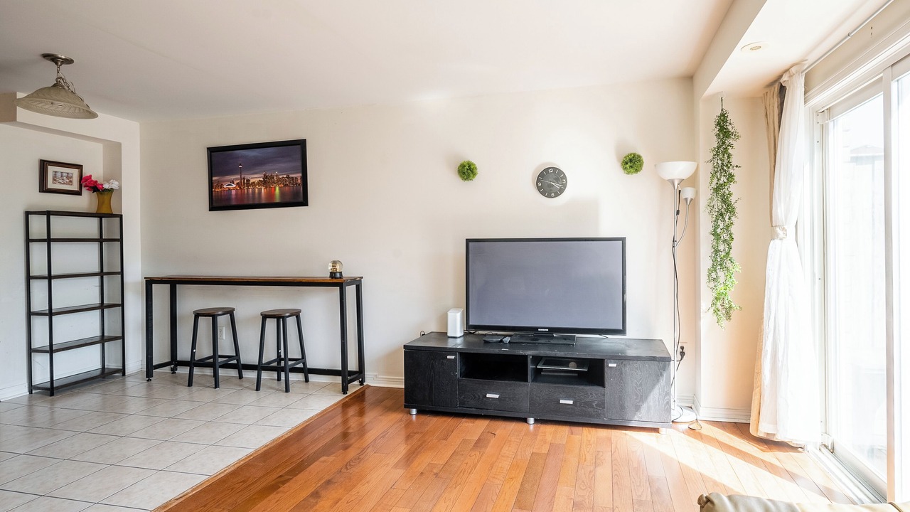 Photo of Livingroom in Clairlea - Birchmount
