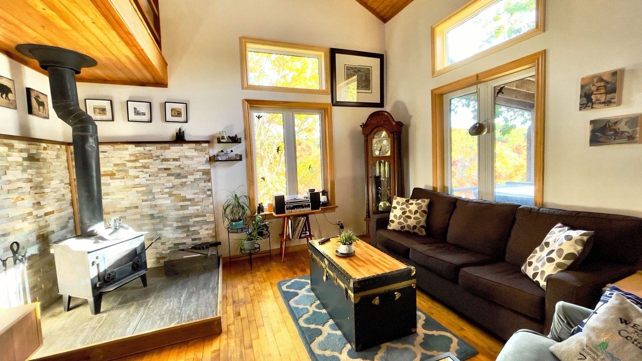 Photo of Livingroom in Central Frontenac