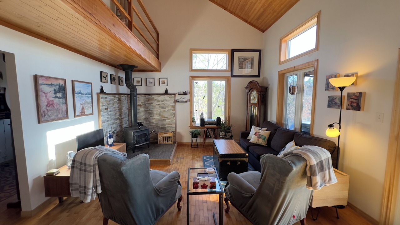 Photo of Livingroom in Central Frontenac