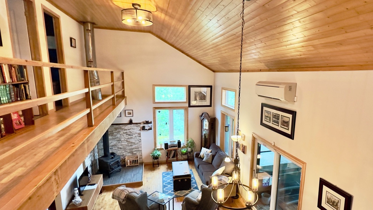 Photo of Livingroom in Central Frontenac