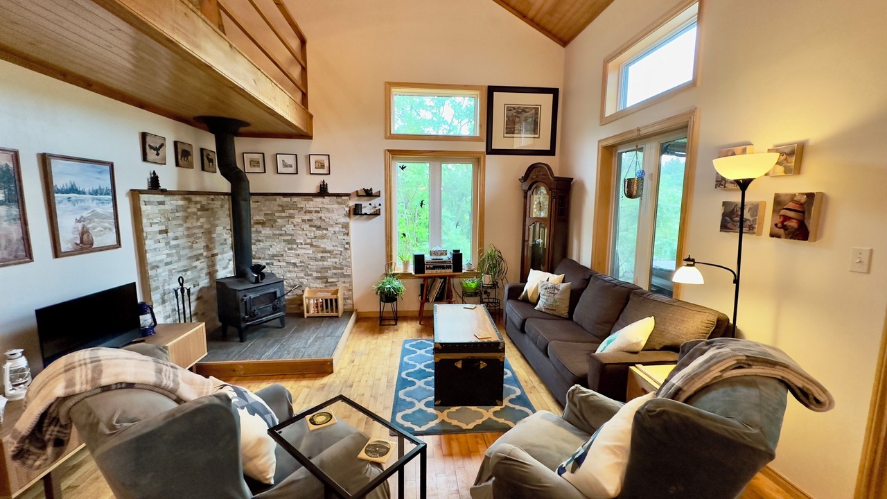 Photo of Livingroom in Central Frontenac