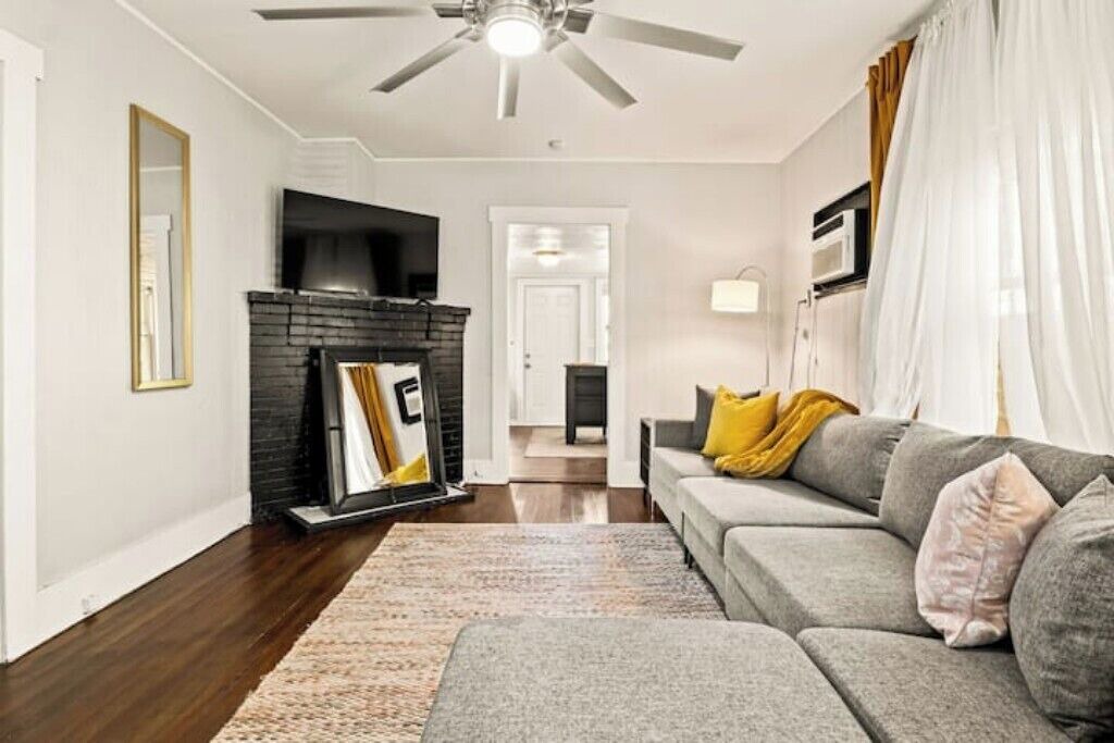 Photo of Livingroom in Historic Uptown