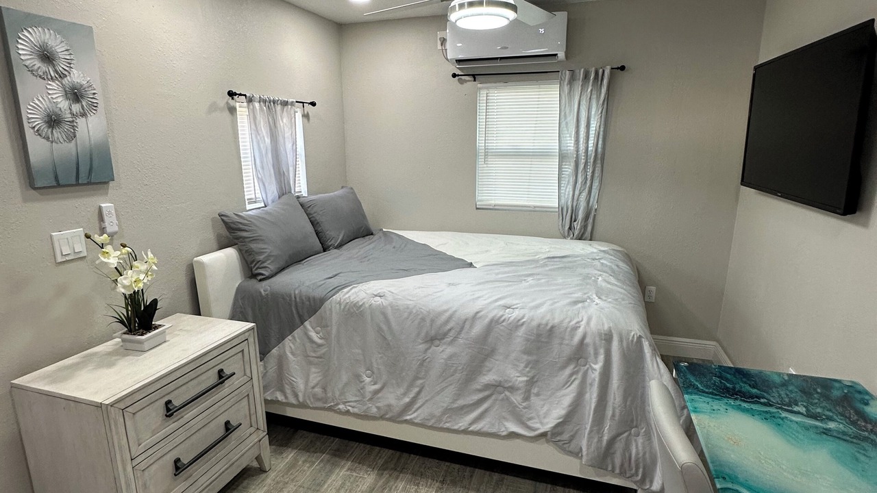 Photo of Bedroom in Town N County Park