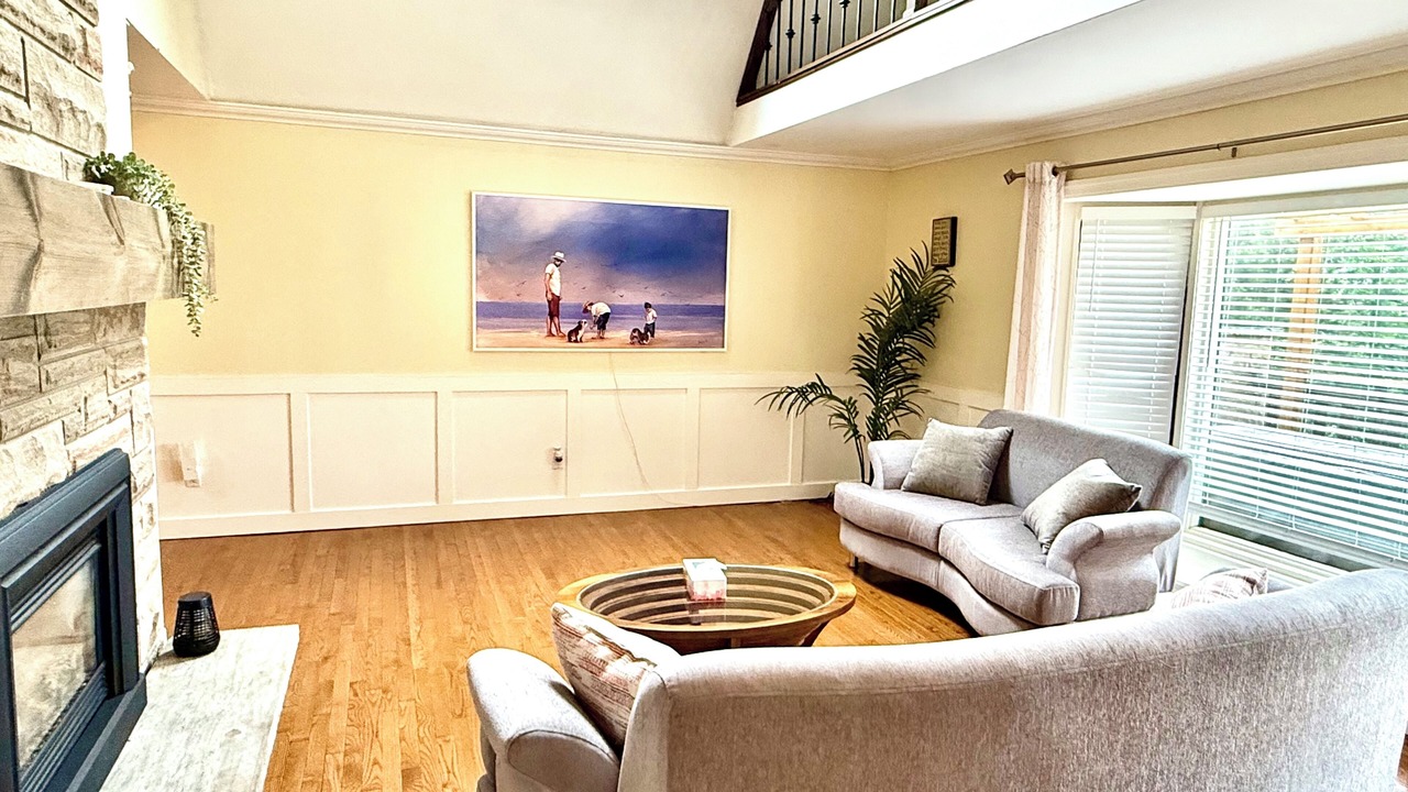 Photo of Livingroom in Mono