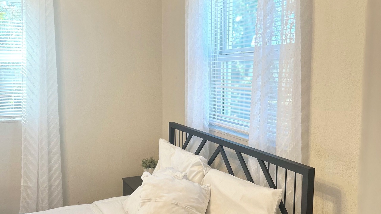 Photo of Bedroom in Carver City - Lincoln Gardens