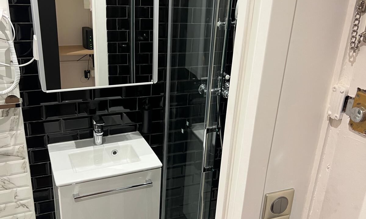Photo of Bathroom in Les Puces de Saint-Ouen