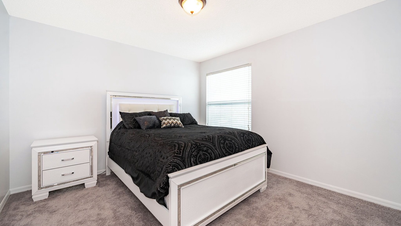 Photo of Bedroom in Crescent Lakes
