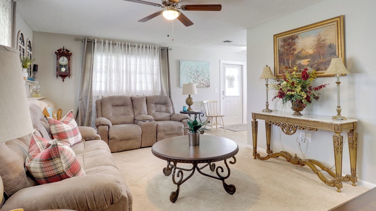 Photo of Livingroom in Taylor Creek