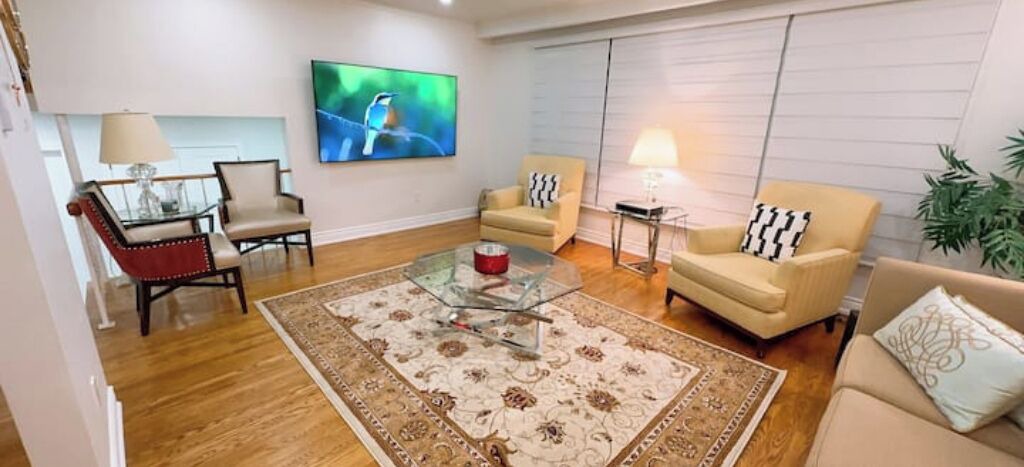 Photo of Livingroom in Mississauga Valleys