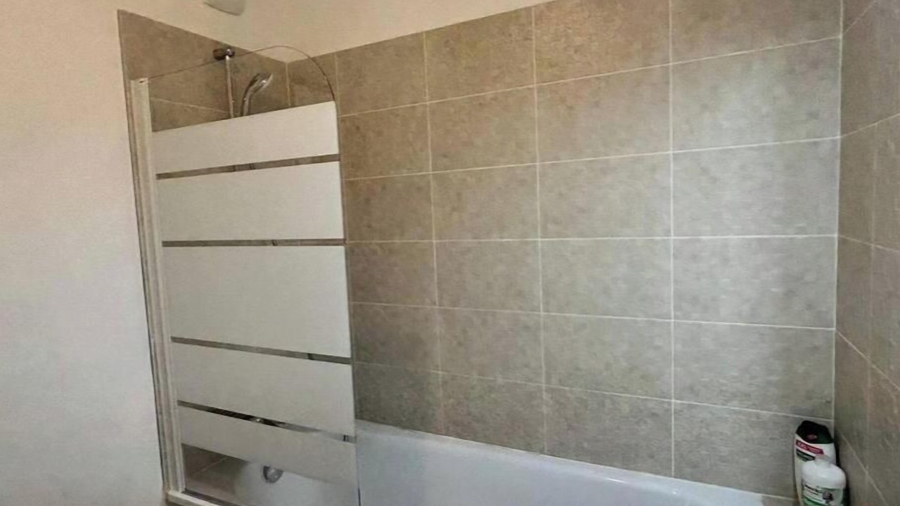 Photo of Bathroom in Drancy Centre