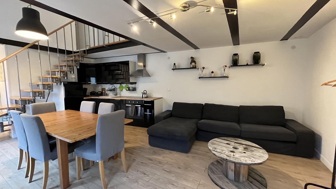 Photo of Livingroom in Stains