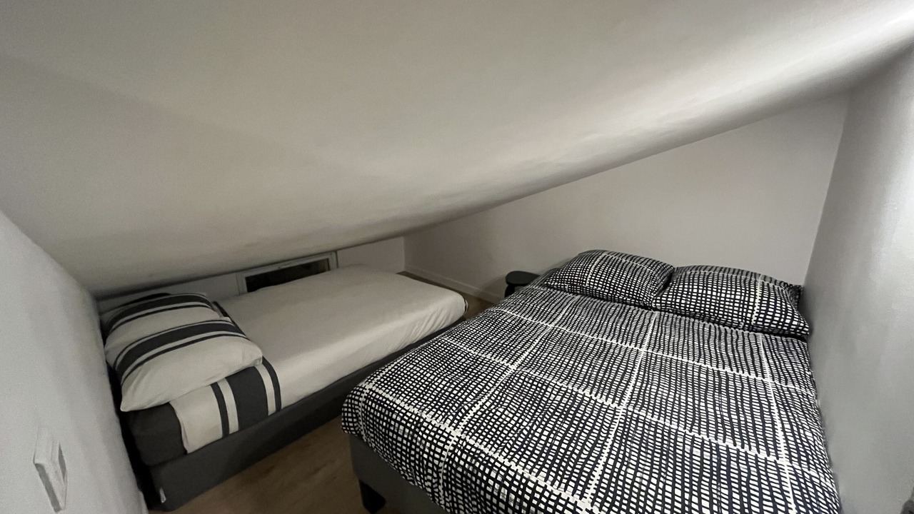 Photo of Bedroom in Stains