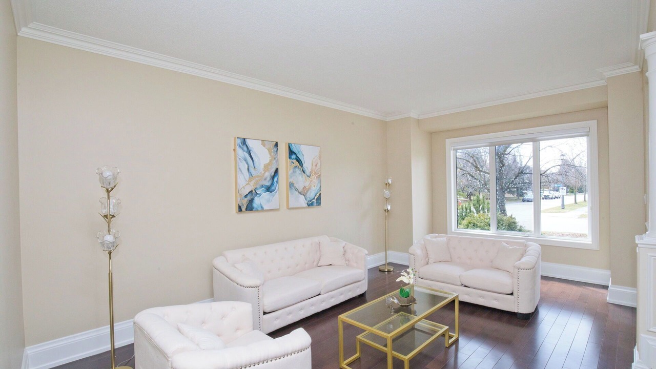 Photo of Livingroom in Streetsville