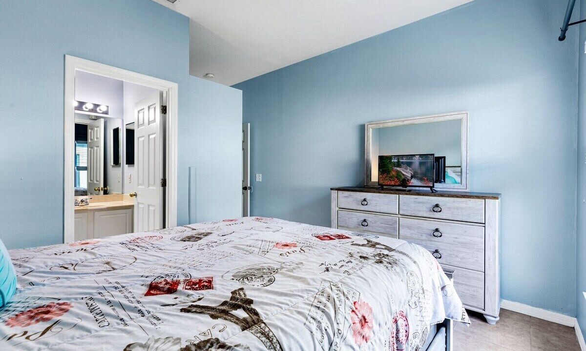 Photo of Bedroom in Crescent Lakes