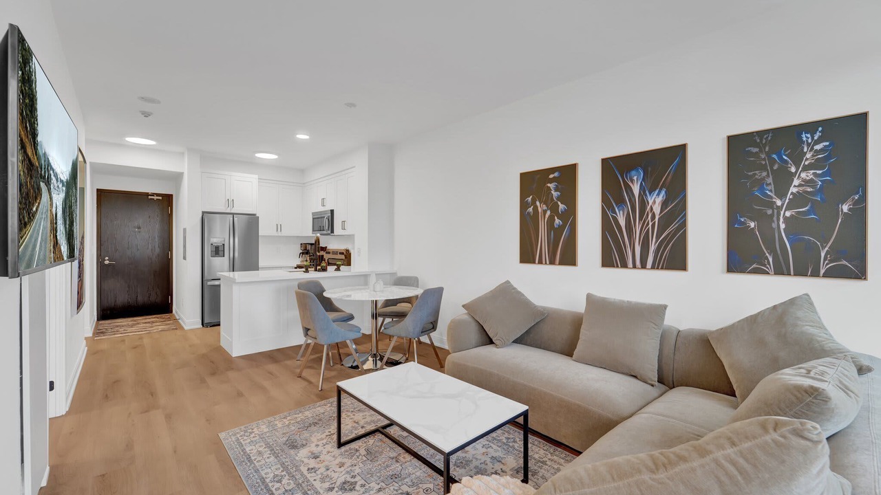 Photo of Livingroom in Bloor-Yorkville