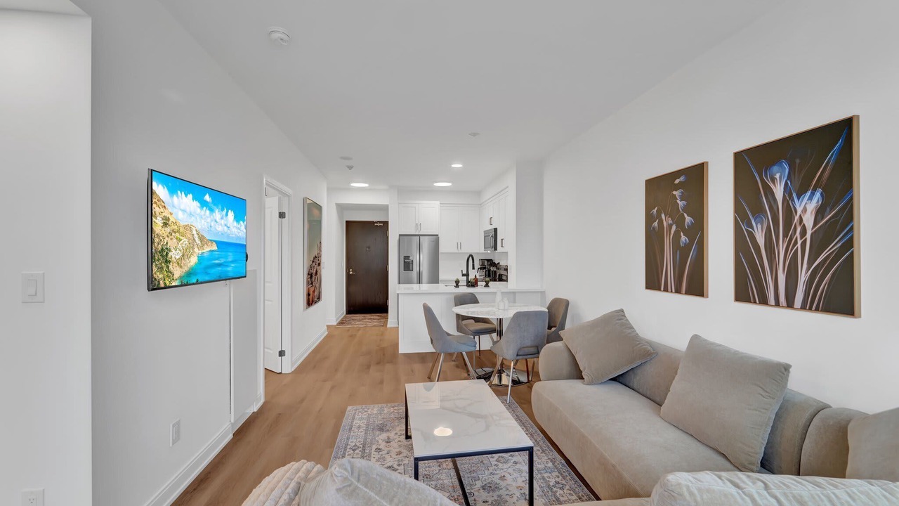 Photo of Livingroom in Bloor-Yorkville