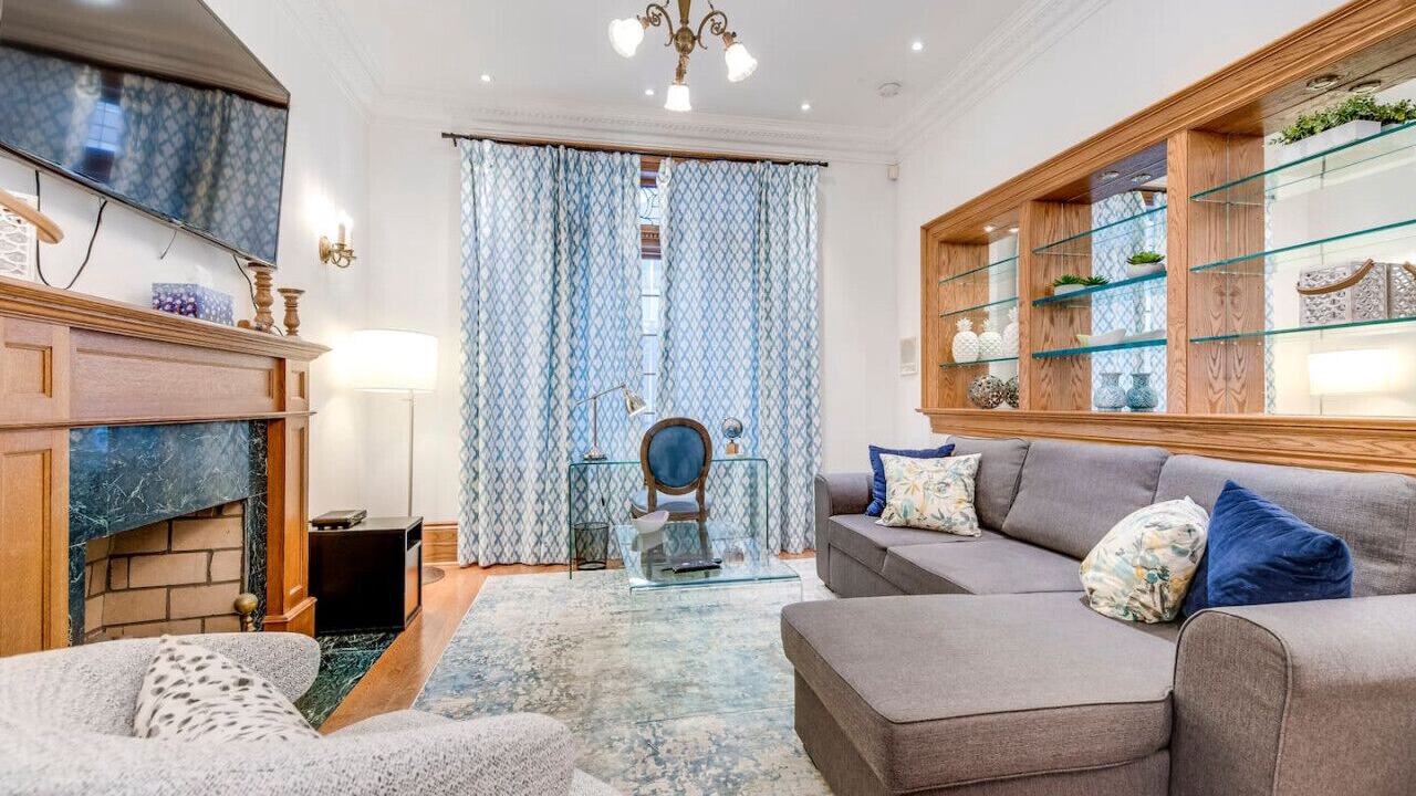 Photo of Livingroom in Bloor-Yorkville
