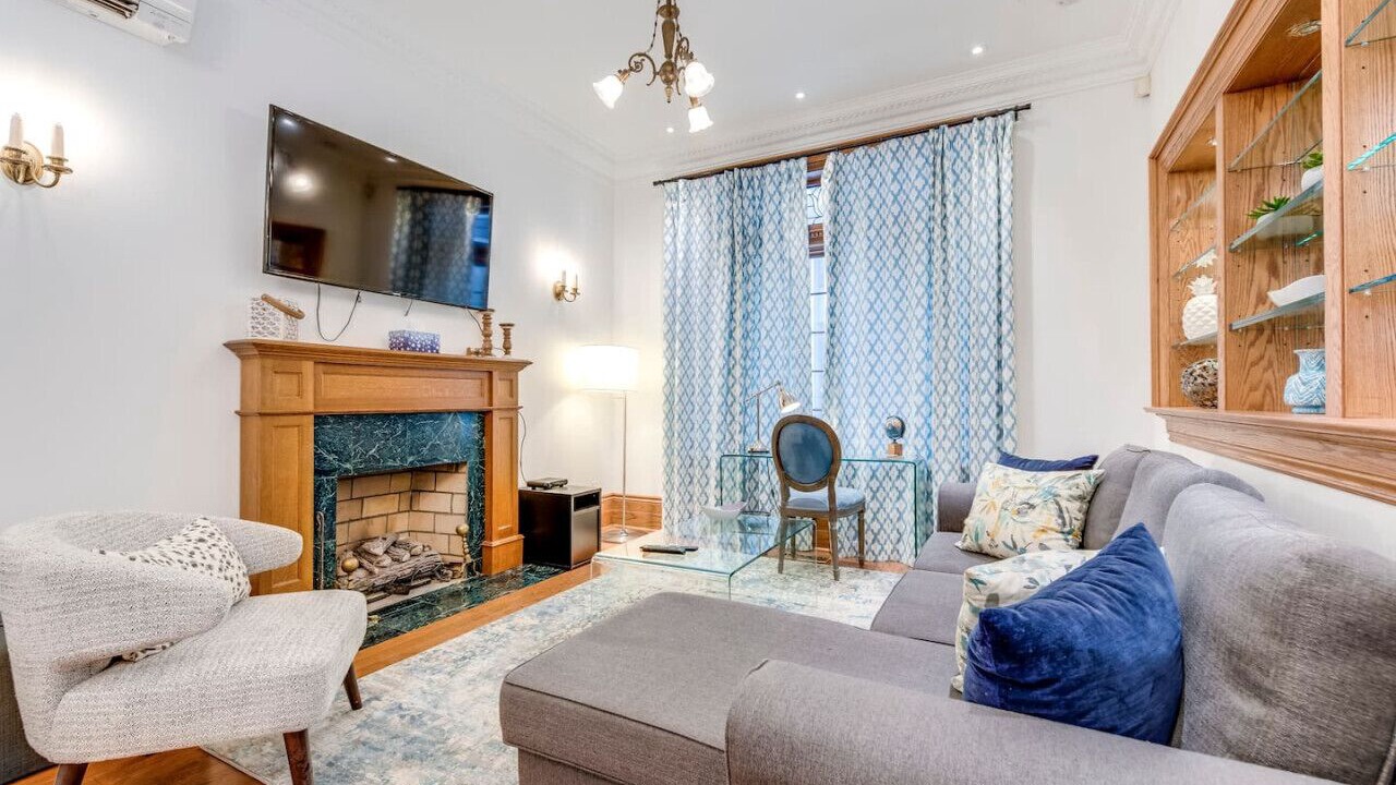 Photo of Livingroom in Bloor-Yorkville