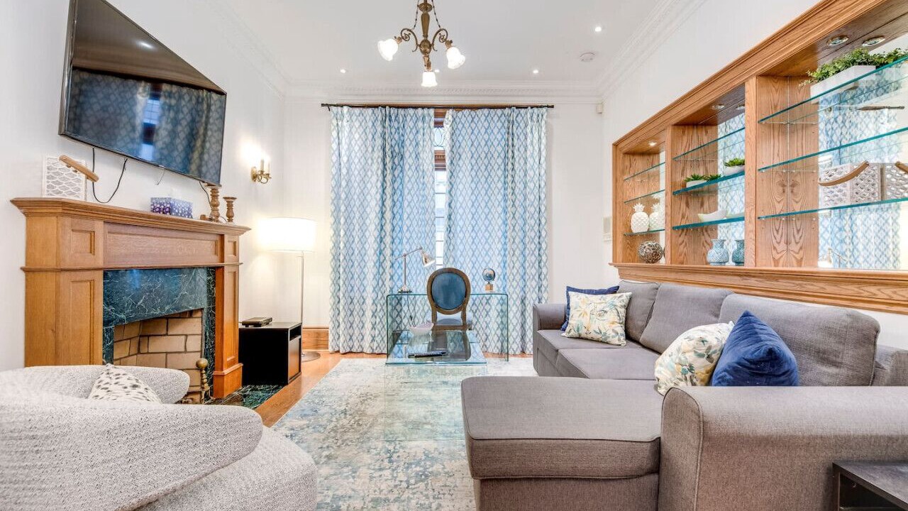 Photo of Livingroom in Bloor-Yorkville