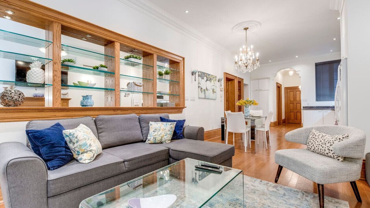Photo of Livingroom in Bloor-Yorkville