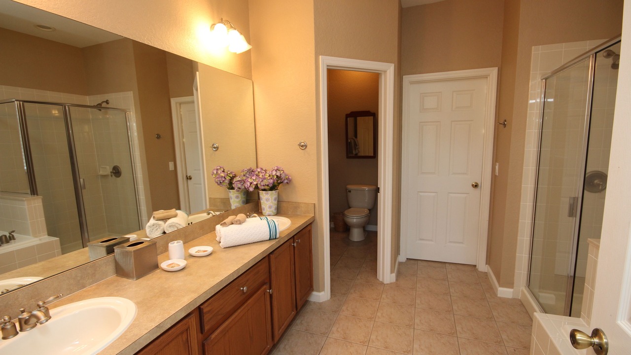 Photo of Bathroom in Trafalgar Village