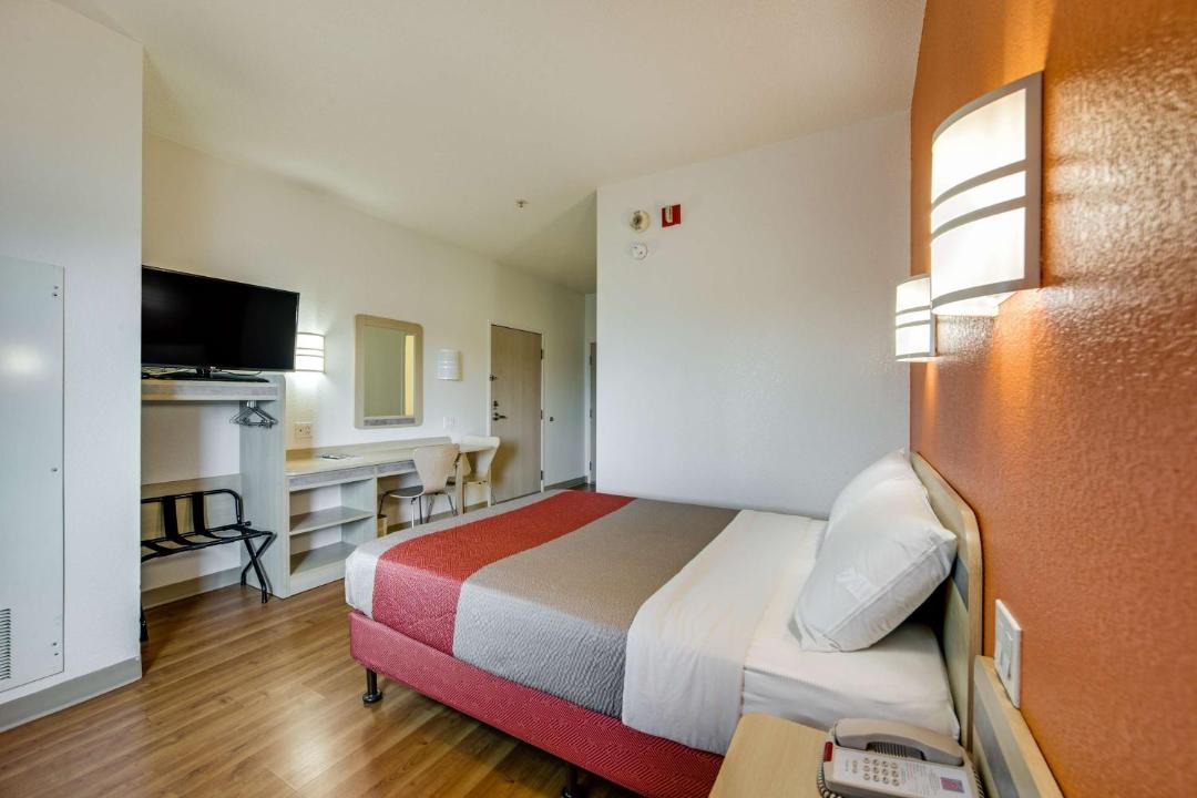 Photo of Bedroom in Steeles Industrial